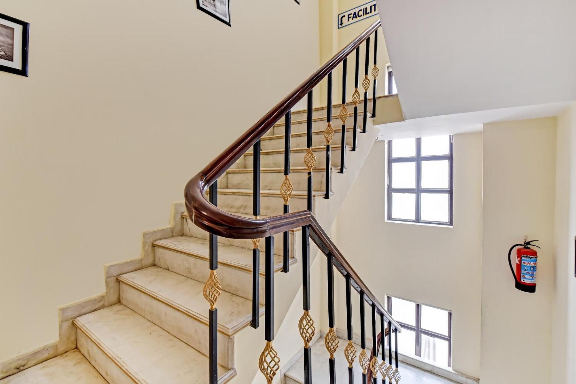 Collection O Hotel Four Boutique Kukas Ngoại thất bức ảnh