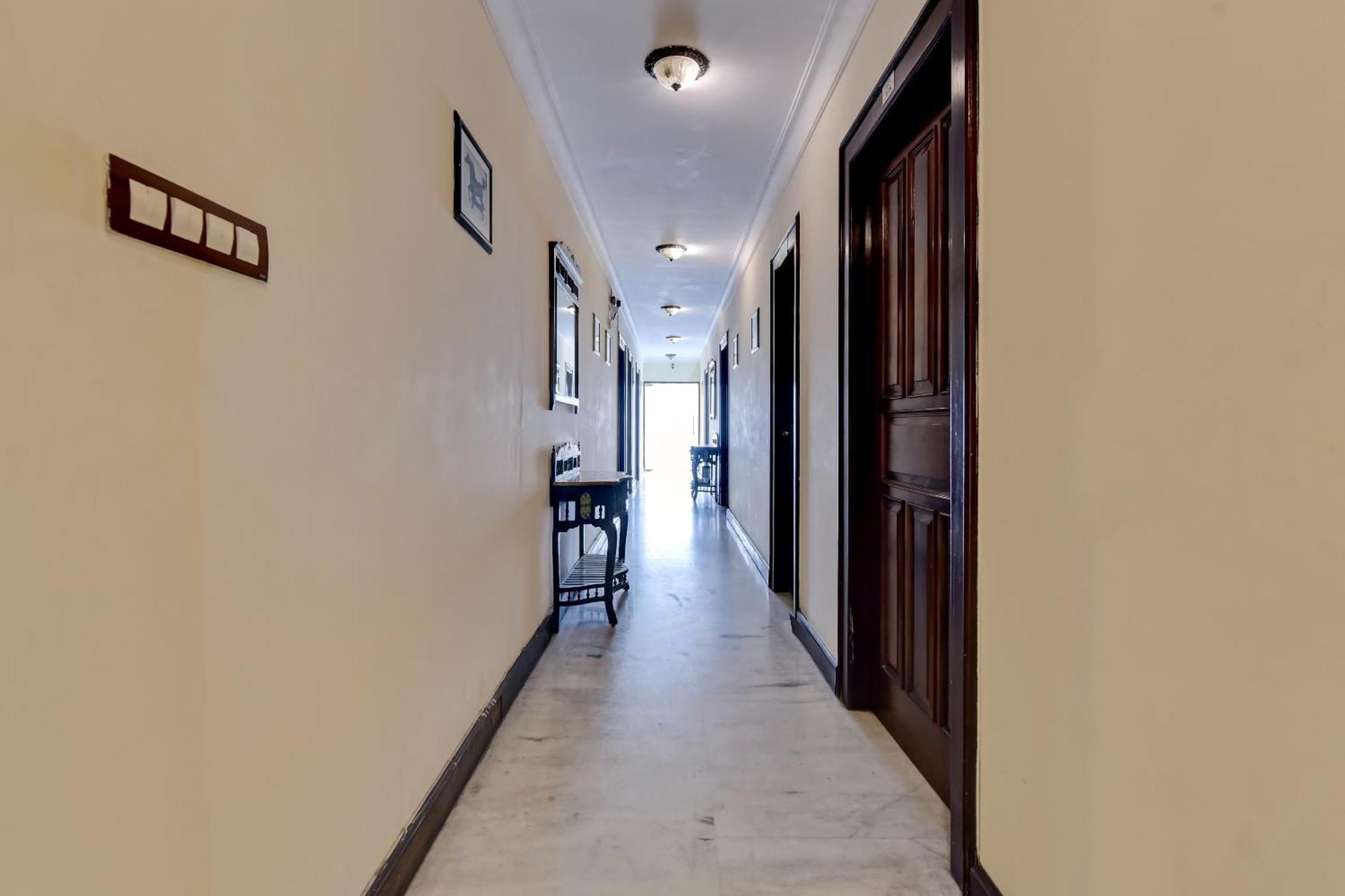 Collection O Hotel Four Boutique Kukas Ngoại thất bức ảnh