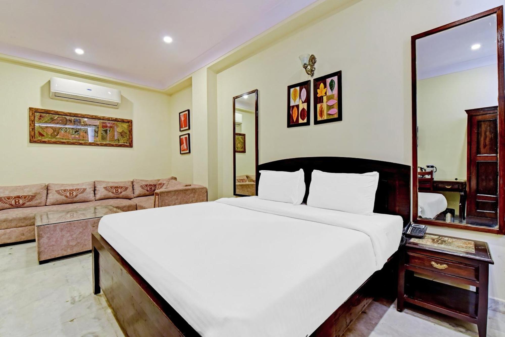 Collection O Hotel Four Boutique Kukas Ngoại thất bức ảnh