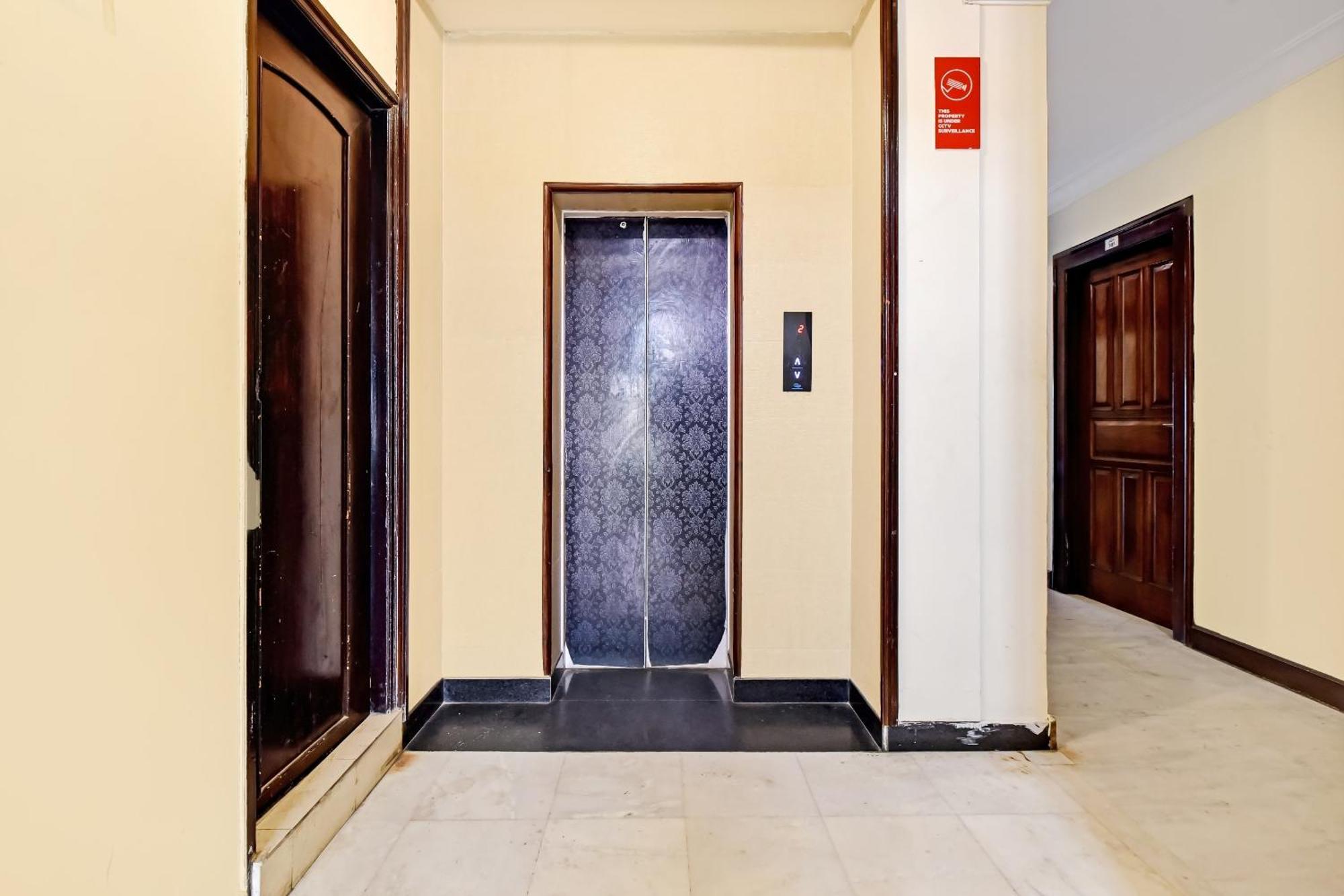 Collection O Hotel Four Boutique Kukas Ngoại thất bức ảnh