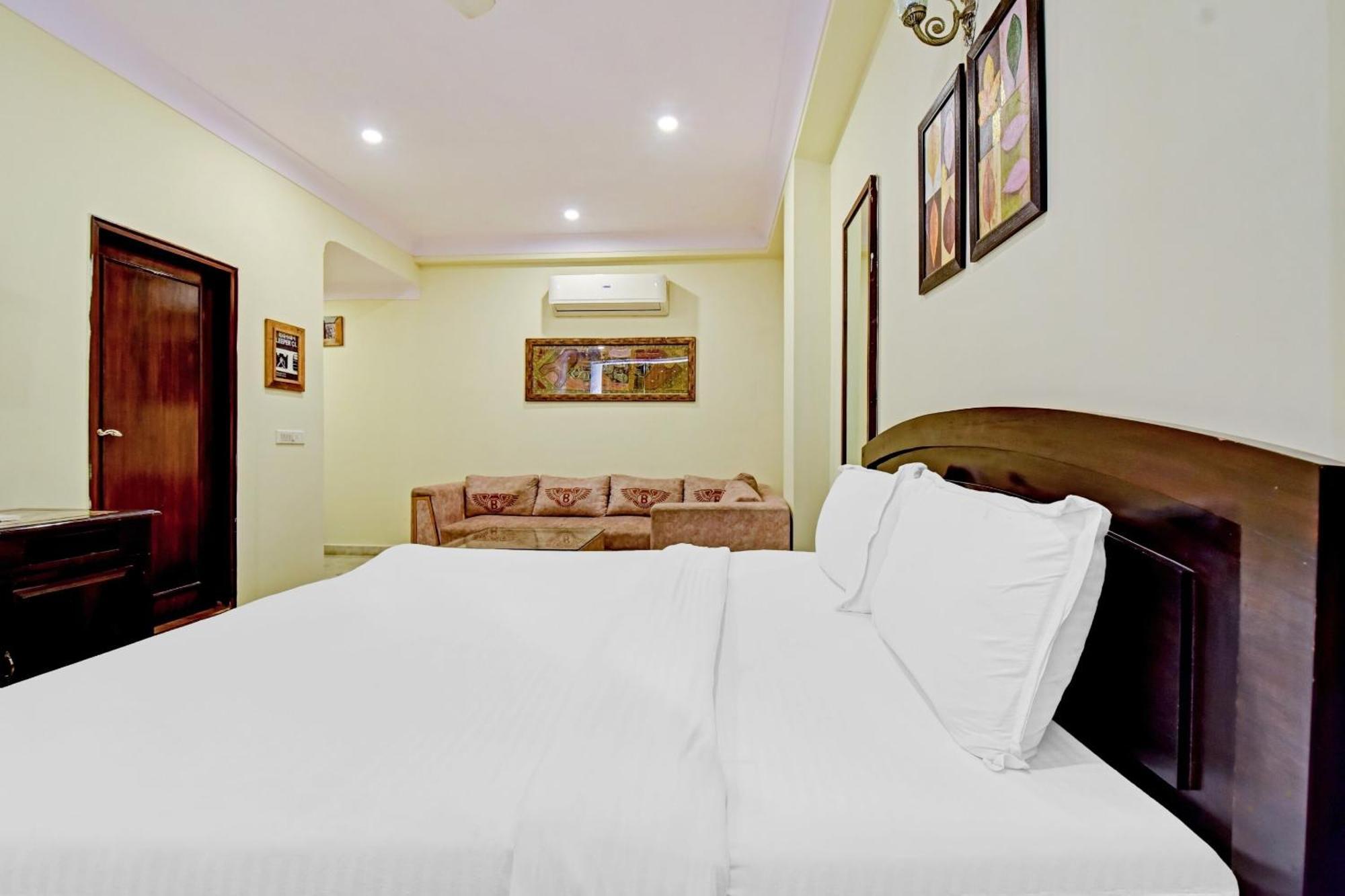 Collection O Hotel Four Boutique Kukas Ngoại thất bức ảnh