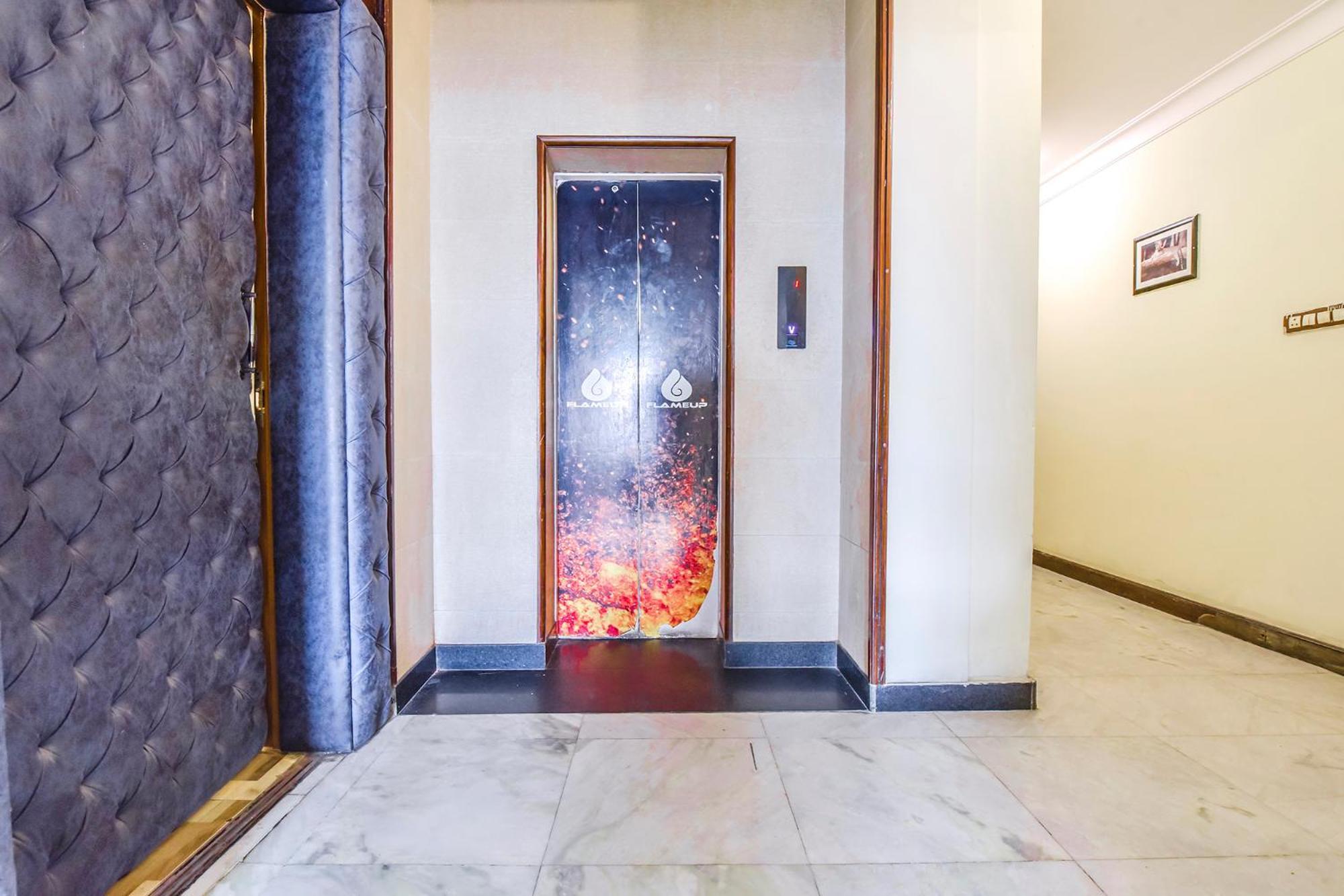 Collection O Hotel Four Boutique Kukas Ngoại thất bức ảnh