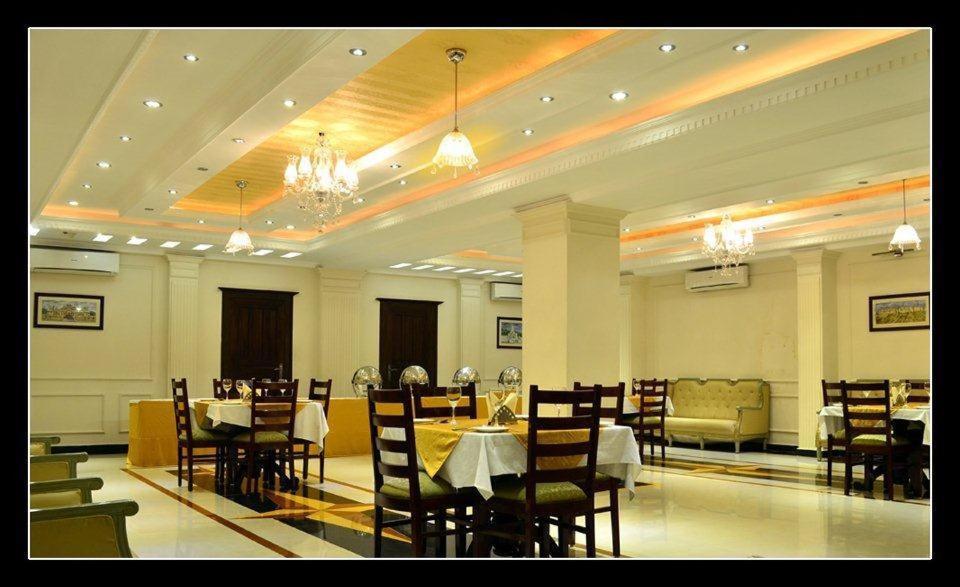 Collection O Hotel Four Boutique Kukas Ngoại thất bức ảnh